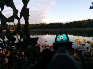 Kaveet tähtäimen läpi kuvattuna