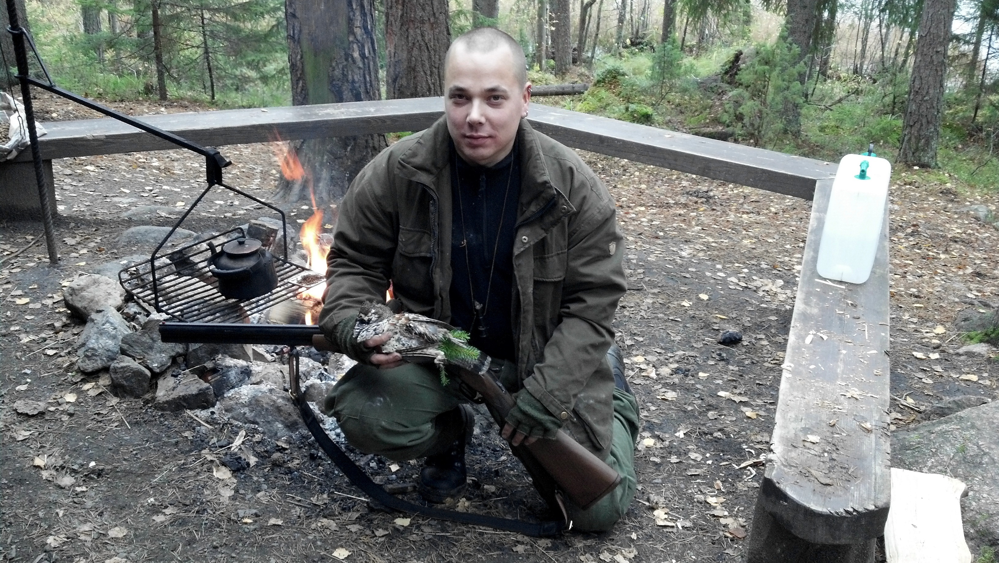 Iloinen metsästäjä saaliinsa kanssa