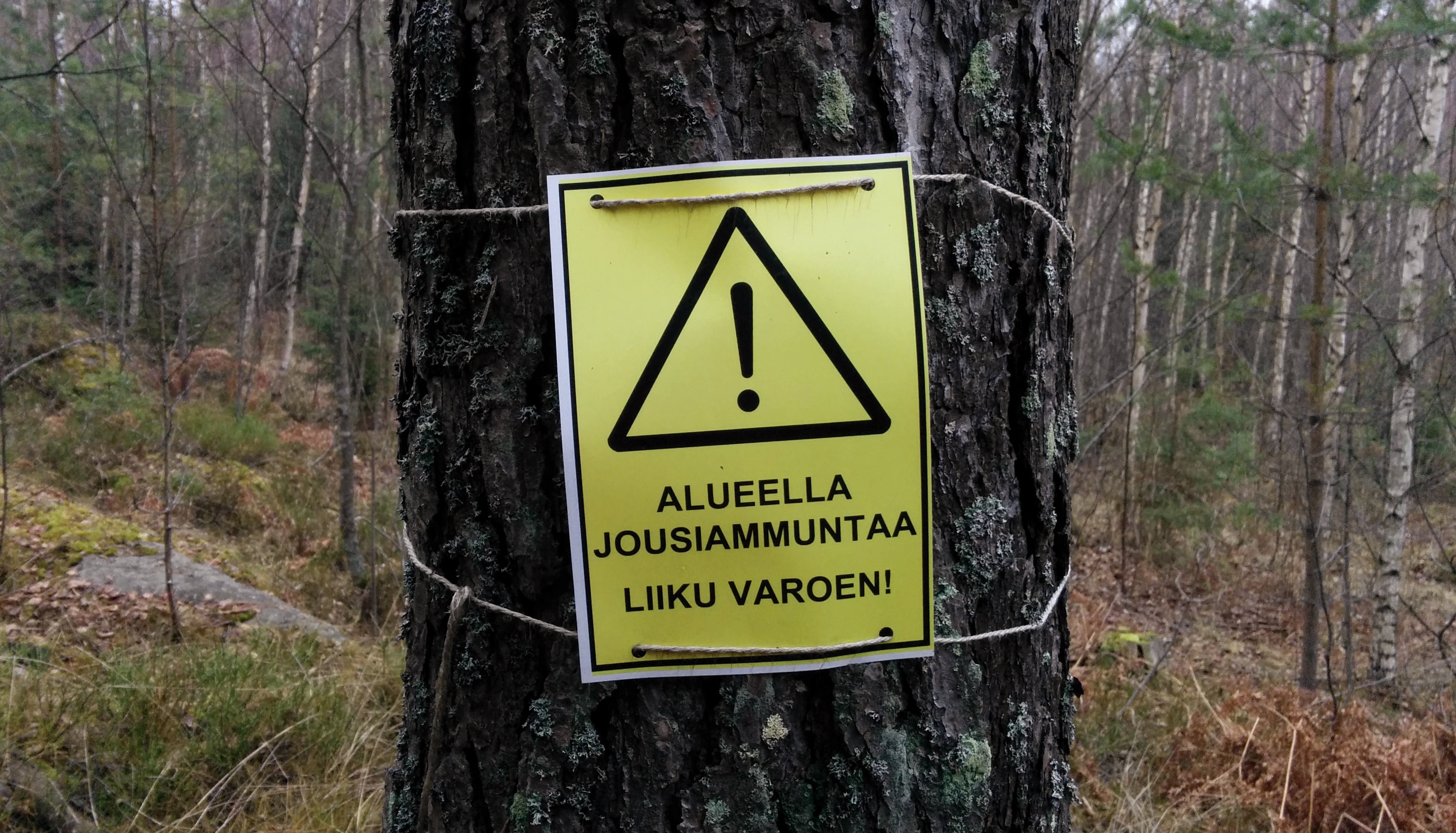 Varoituskyltti jousiammuntaradalla