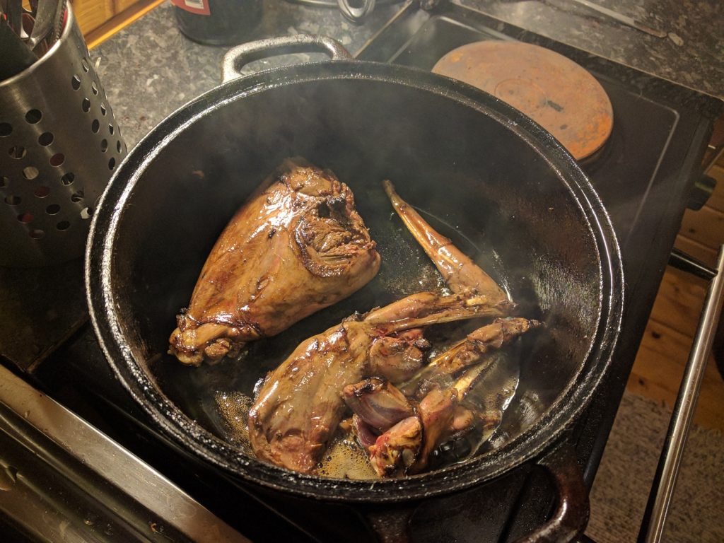 Pienessä padassa voi paistaa pari koipea kerrallaan