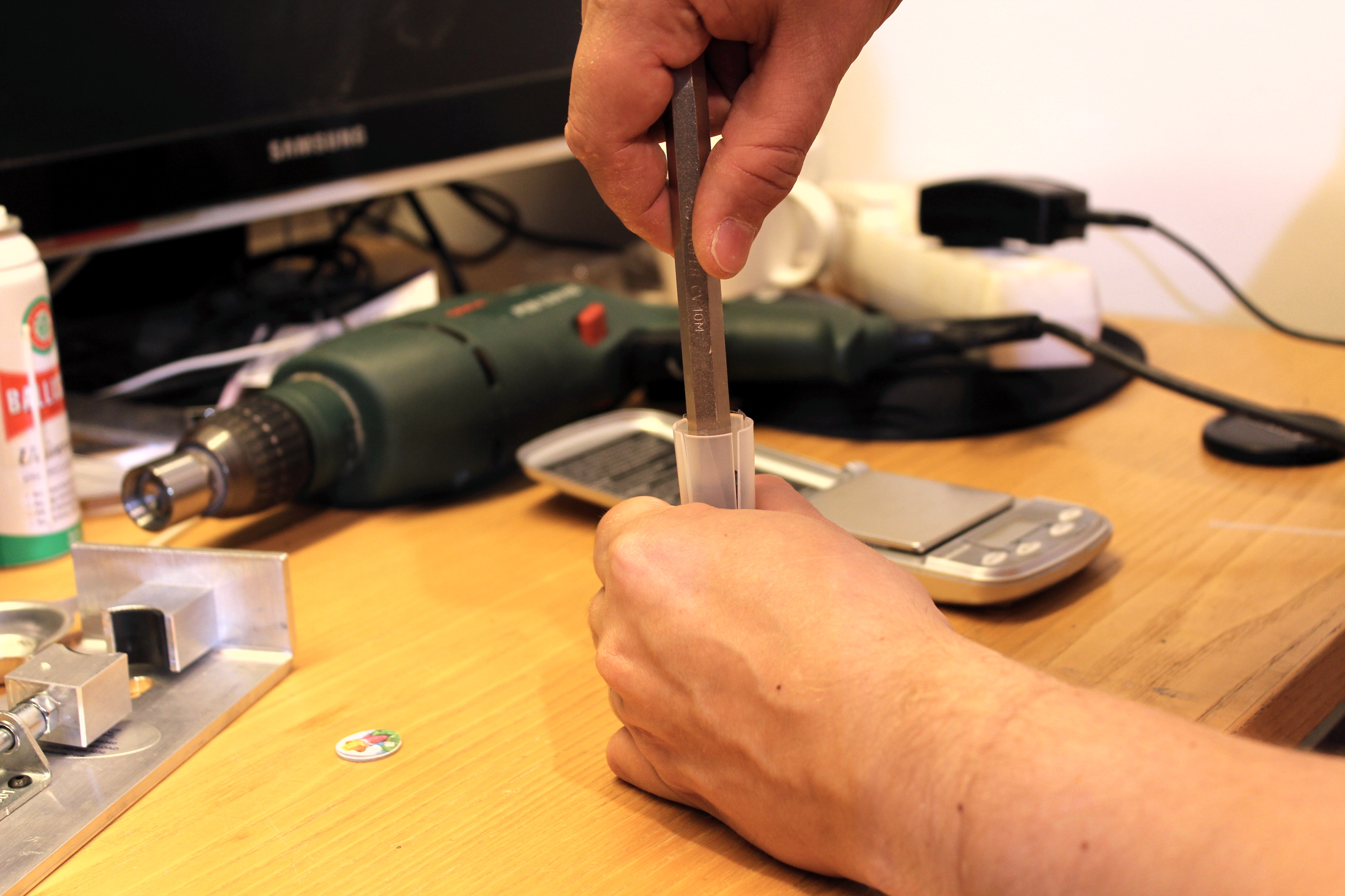 Valitulpan painaminen hylsyyn