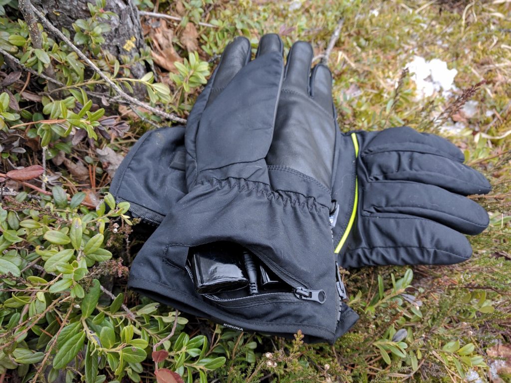 Akku kätkeytyy käsineen ranteeseen ja on huomaamaton