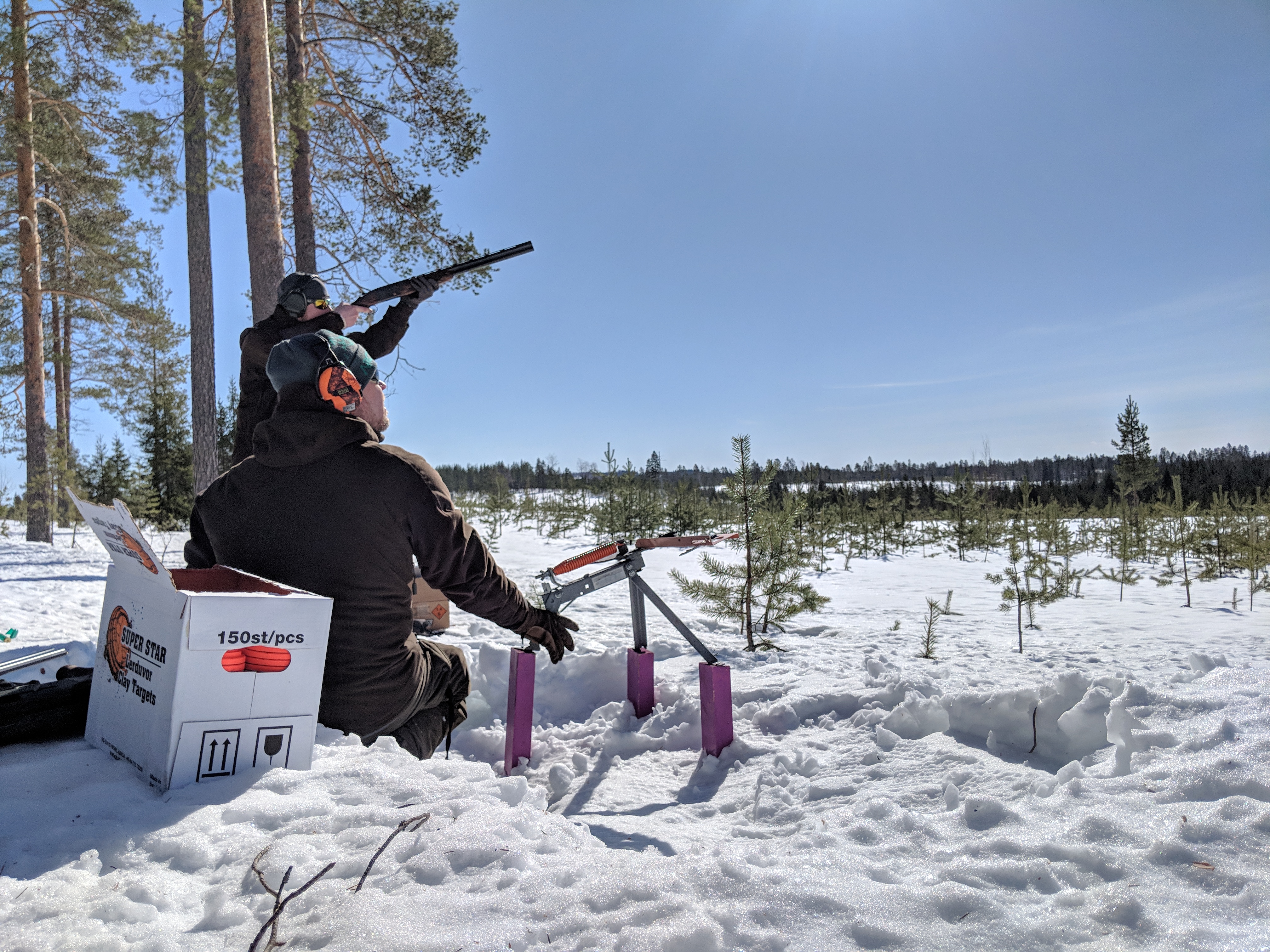 Ammuntaa metsäradalla