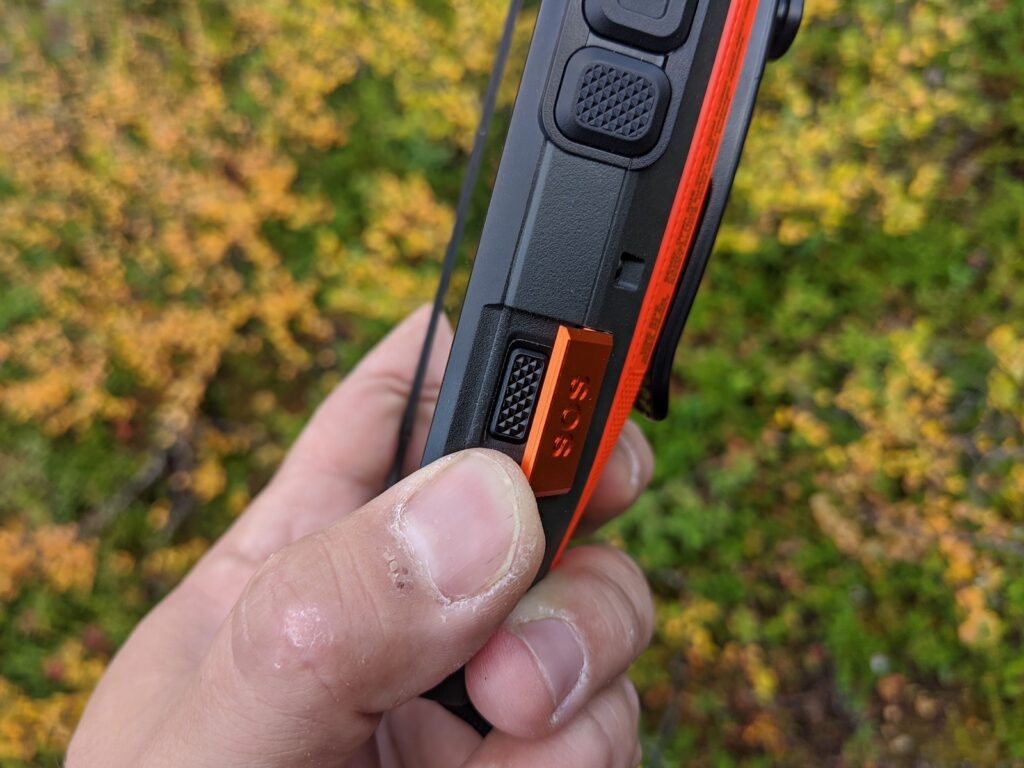 Garmin Alpha 200i:n sos-hälyytysnappi on läpän alla laitteen sivussa
