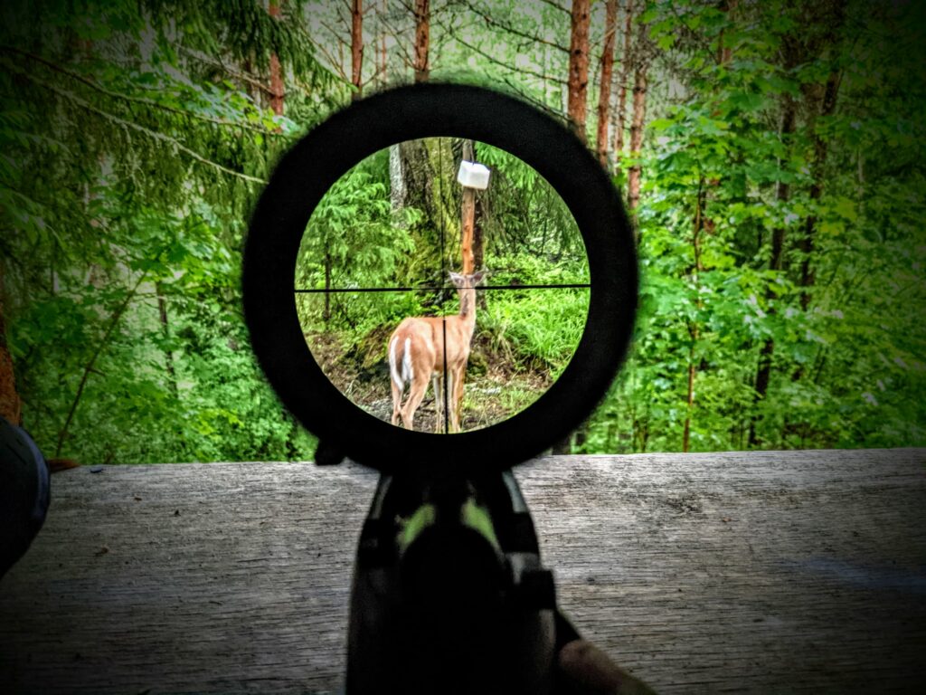 Peura Zeiss kiikaritähtäimen ristikossa