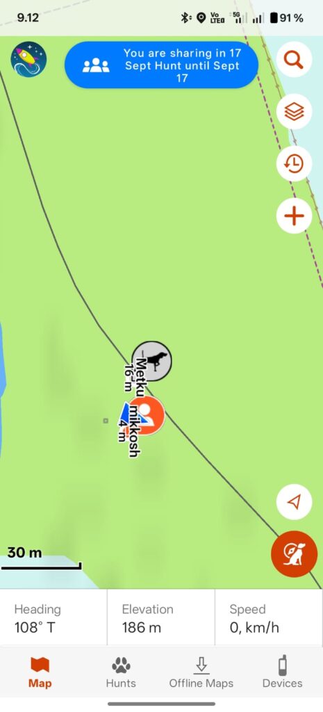 Mobiilisovelluksen ruutunäkymä jossa kartta ja useita seurattavia kohteita
