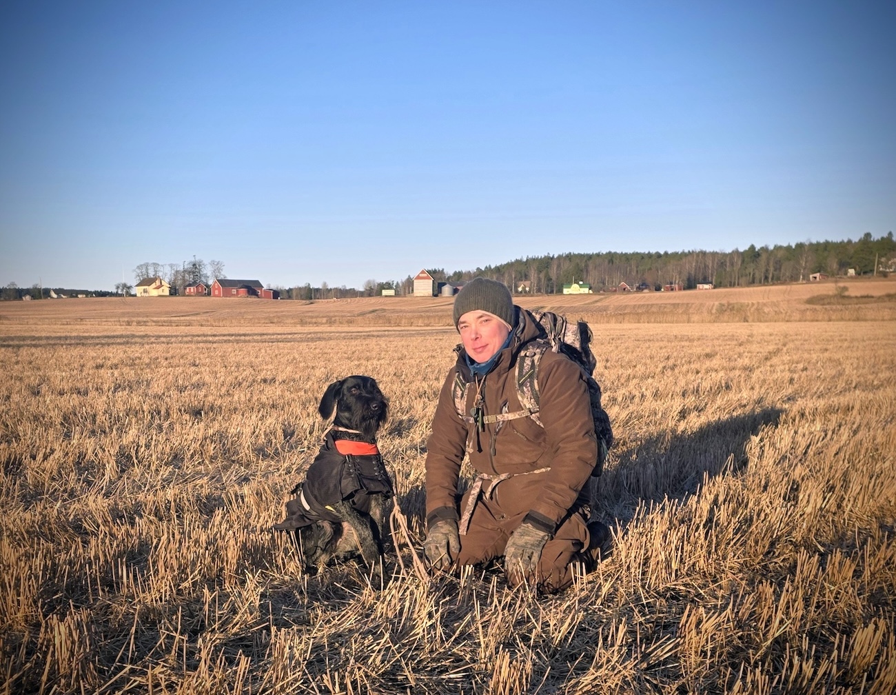 KAER kokeessa koira ja mies pellolla