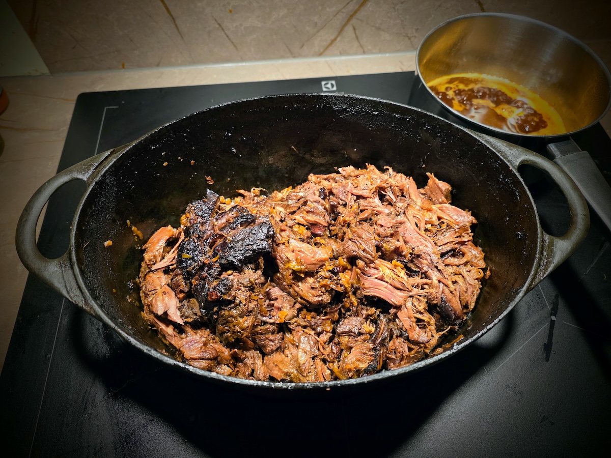 Nyhtöpeuraa valurautapadassa