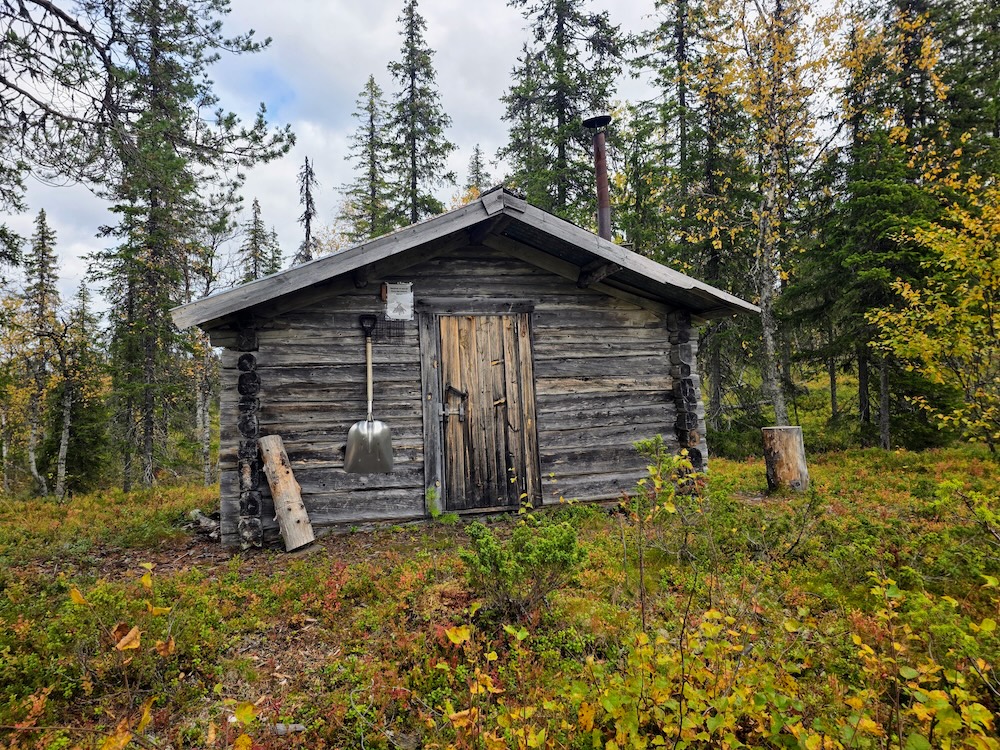 Erämökki luonnon keskellä